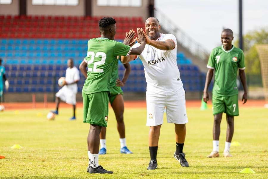 Benni McCarthy no seu primeiro treino com o Quénia