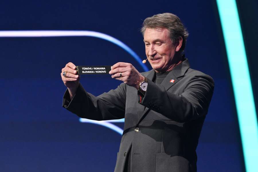 Wayne Gretzky zariadil Sokolom prípadnú D-skupinu.