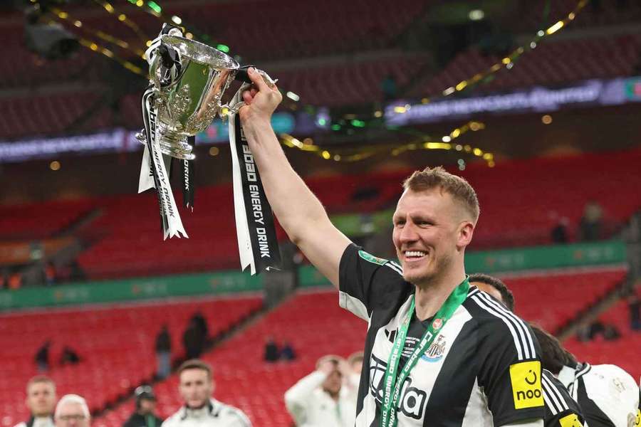 Dan Burn z Newcastlu United s trofejí pro vítěze Carabao Cupu.