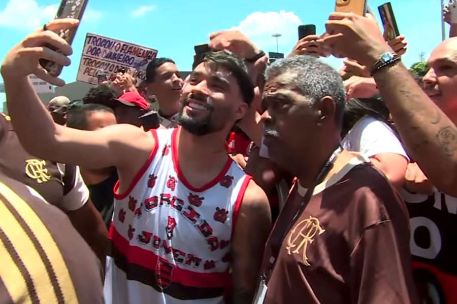 O meia desembarcou nos braços da Nação O meia desembarcou nos braços da Nação