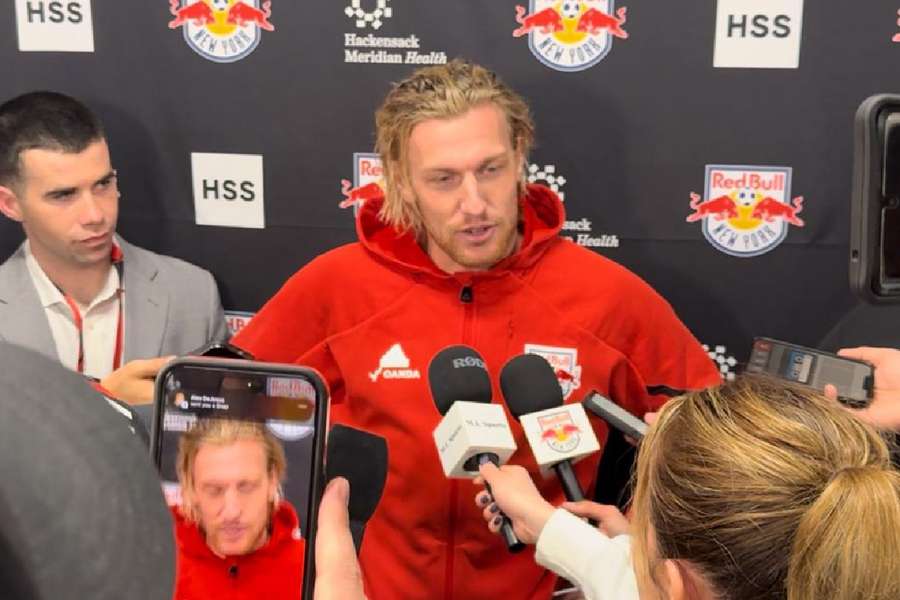 Emil Forsberg fala com a imprensa após a partida contra o FC Dallas