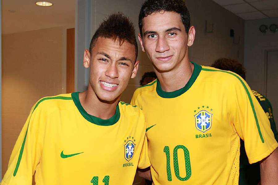 Neymar e Ganso não conseguiram replicar na seleção o que apresentaram quando despontaram no Santos