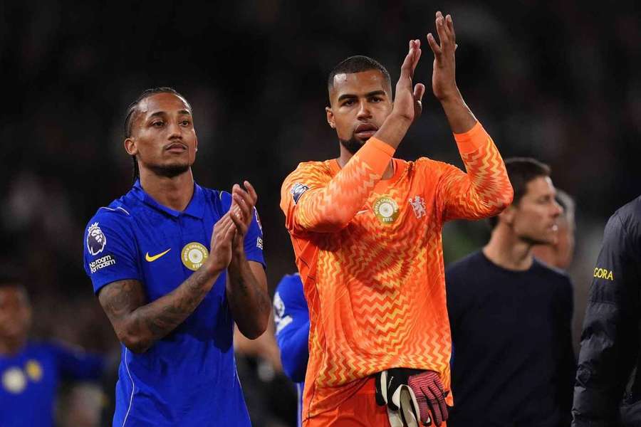 Neville raises fresh concerns over Chelsea keeper Sanchez Neville raises fresh concerns over Chelsea keeper Sanchez