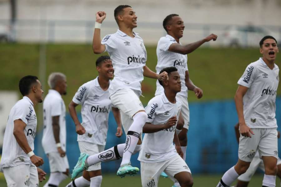 Meninos da Vila homenagearam Pelé com socos no ar ao comemorar gol