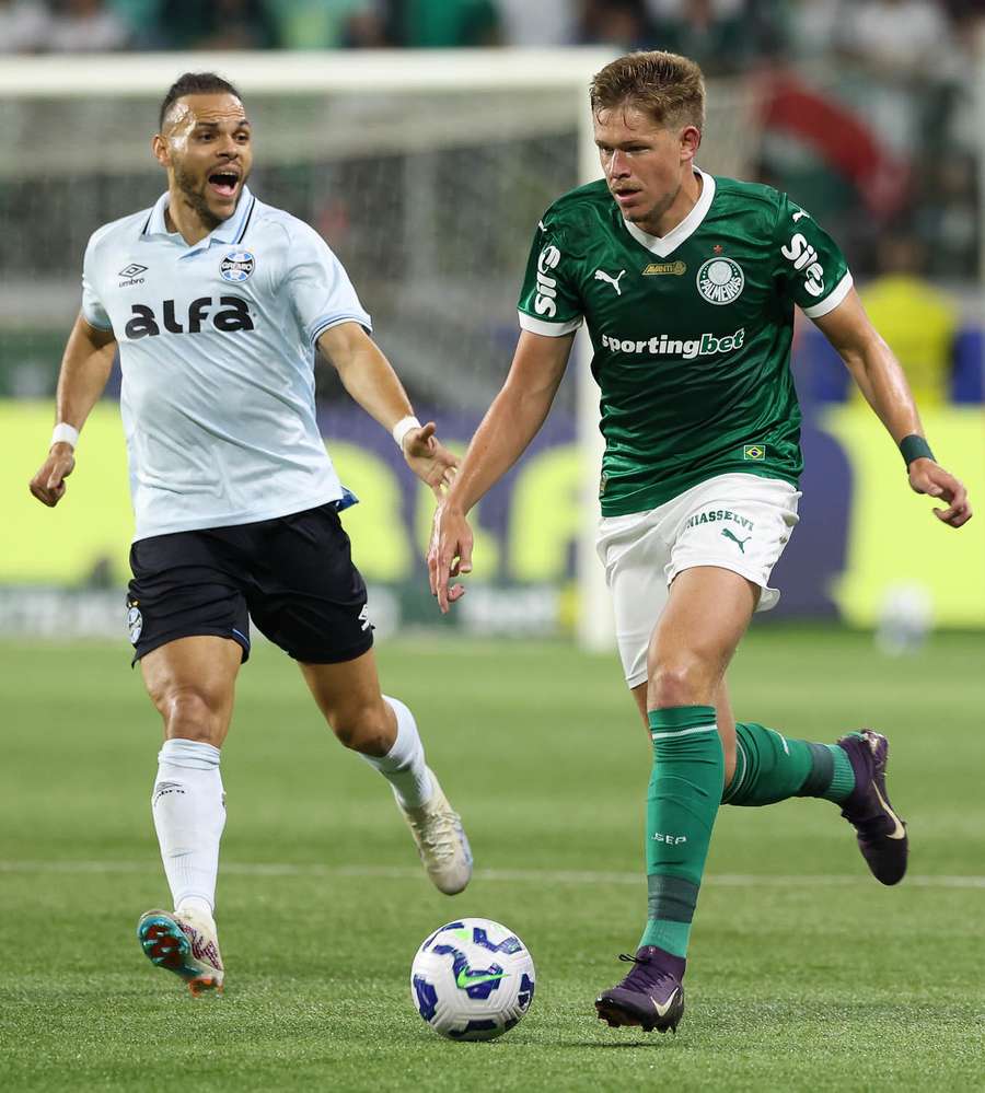 Bruno Fuchs em disputa de bola com Braithwaite