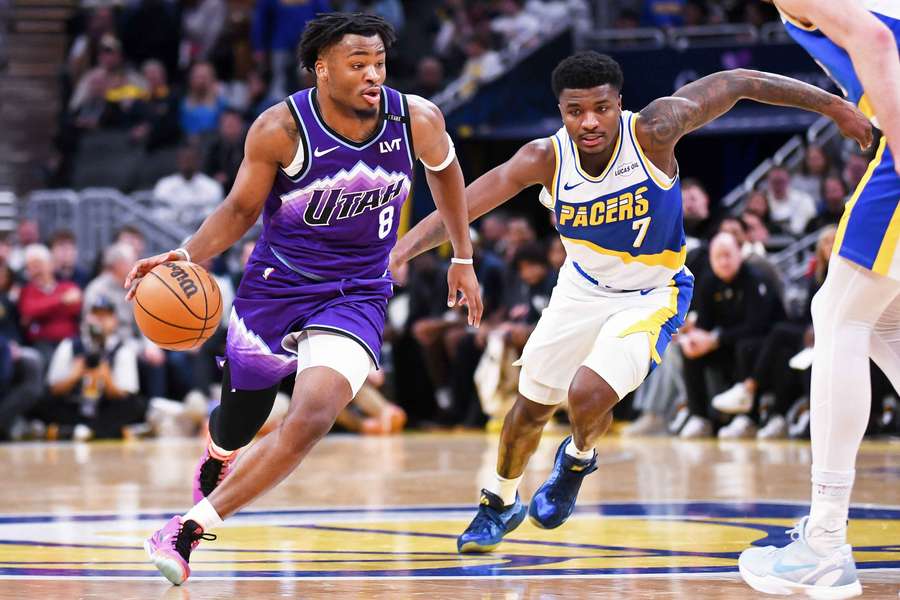 Isaiah Collier driving to the basket