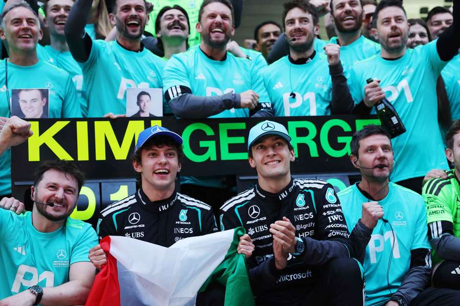 El equipo Mercedes, celebrando su doblete en China