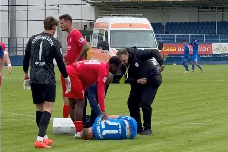 Accidentare teribilă în Liga 2! Arbitrul nu a acordat nici cartonaș galben Accidentare teribilă în Liga 2! Arbitrul nu a acordat nici cartonaș galben