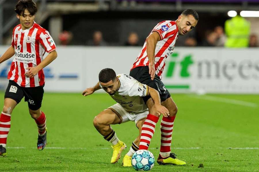 Excelsior's Marouan Azarkan en Sparta's Adil Auassar in duel tijdens de eerdere ontmoeting dit seizoen op 14 januari