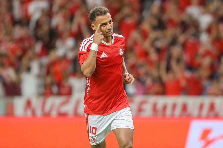 Alan Patrick, de pênalti, selou a vitória do Inter sobre a Chape em cobrança de pênalti