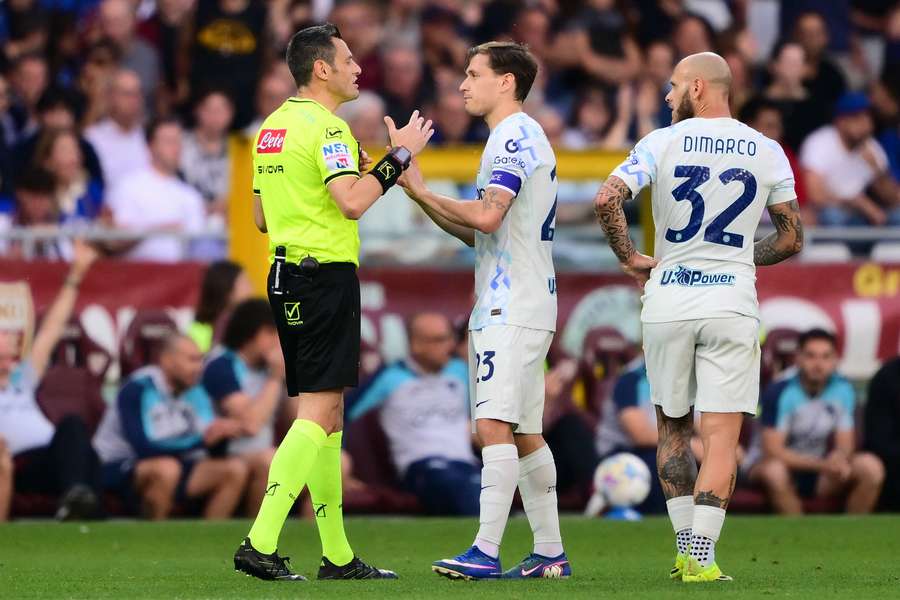 Niccolò Barella pede explicações a Maurizio Mariani durante o Torino-Inter de 26 de abril Niccolò Barella pede explicações a Maurizio Mariani durante o Torino-Inter de 26 de abril
