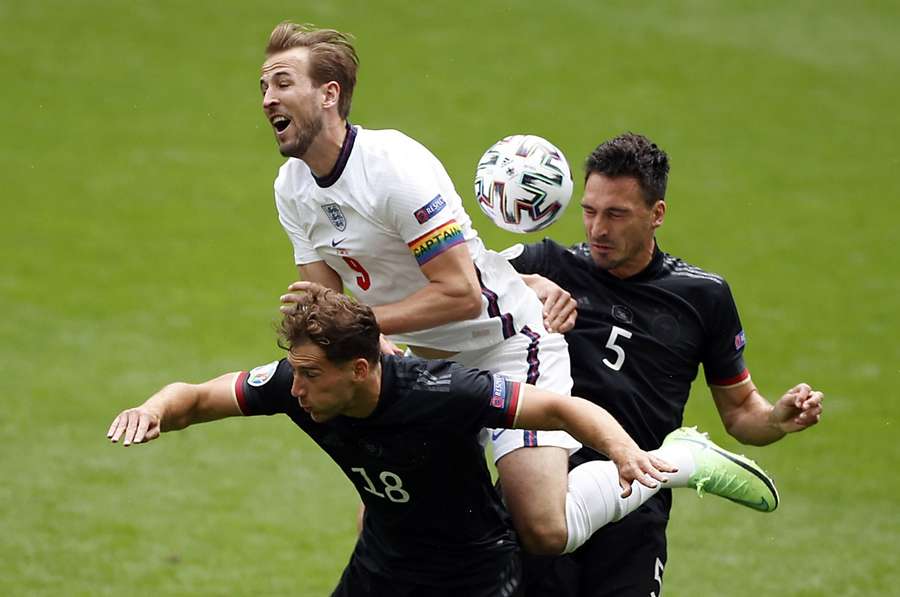 Leon Goretzka (l.) und Mats Hummels (r., hier im Duell mit Englands Harry Kane) sind im DFB-Team wiedervereint.