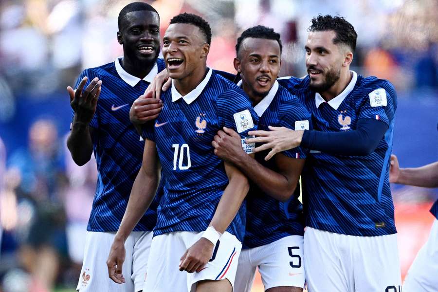 Kylian Mbappé bisou diante do Senegal Kylian Mbappé bisou diante do Senegal