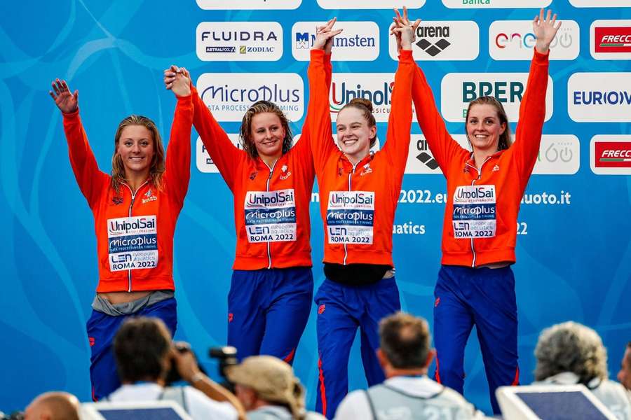 Kira Toussaint, Marrit Steenbergen, Maaike de Waard en Tes Schouten tijdens de ceremonie van de 4 x 100 meter