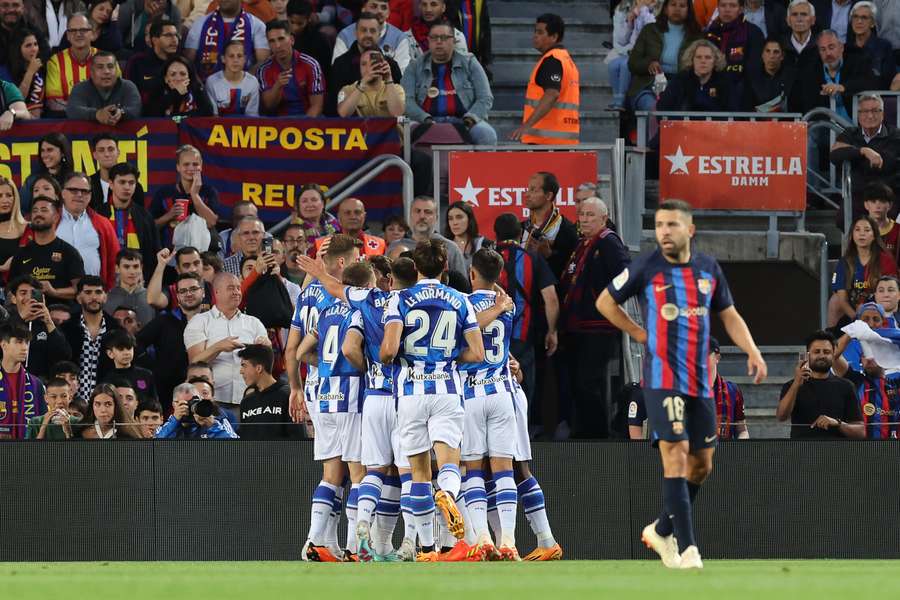 Os jogadores da Real Sociedad festejam o primeiro golo em Camp Nou