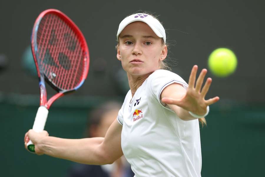 Jelena Rybakinová začala letošní Wimbledon snadnou výhrou.