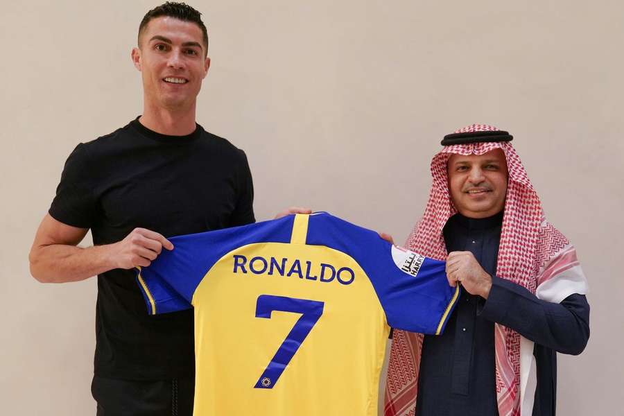 Cristiano Ronaldo com a camisola que vai utilizar ao serviço do Al Nassr