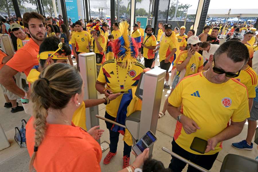 O włos od tragedii przed finałem Copa America, kompletny chaos opóźnił mecz