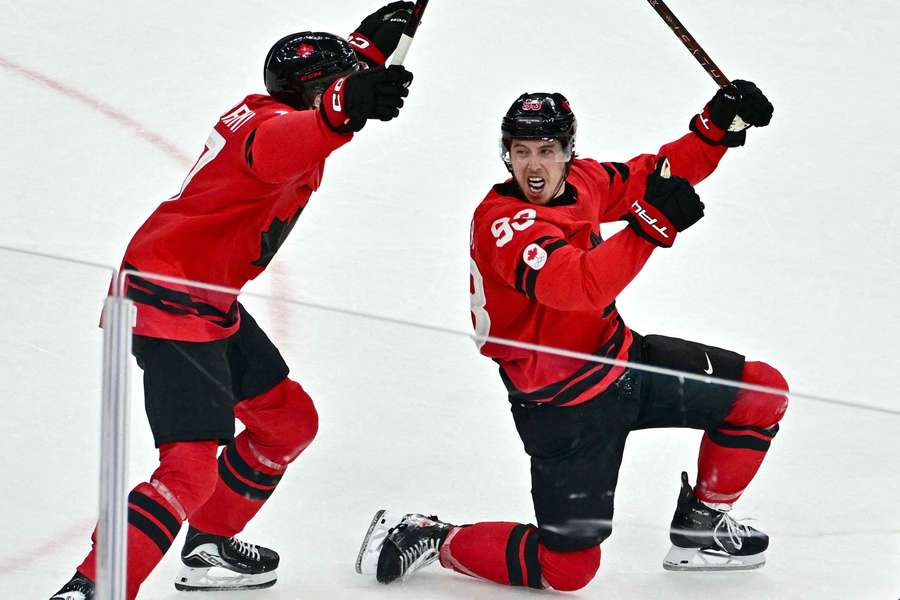 Mitchell Marner se raduje z postupového gólu. 