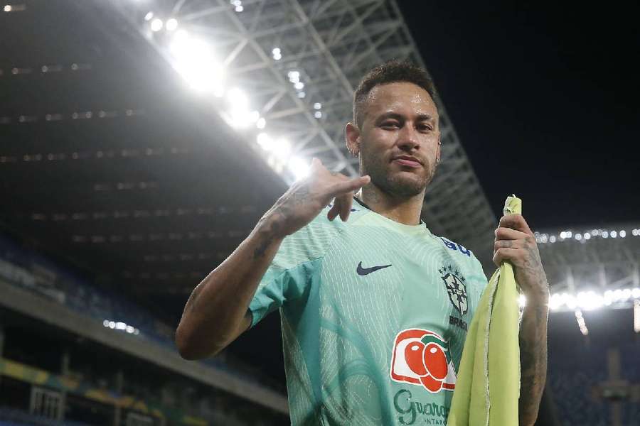 Neymar levou um saco de pipoca na cabeça no empate com a Venezuela