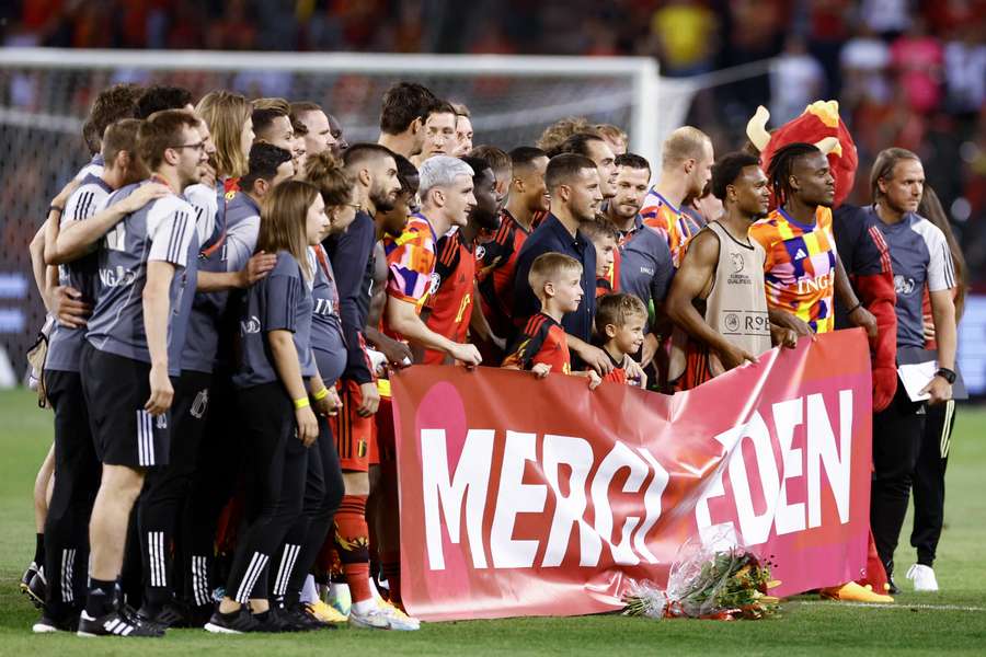 Hazard, junto a sus excompañeros de la selección belga en su homenaje