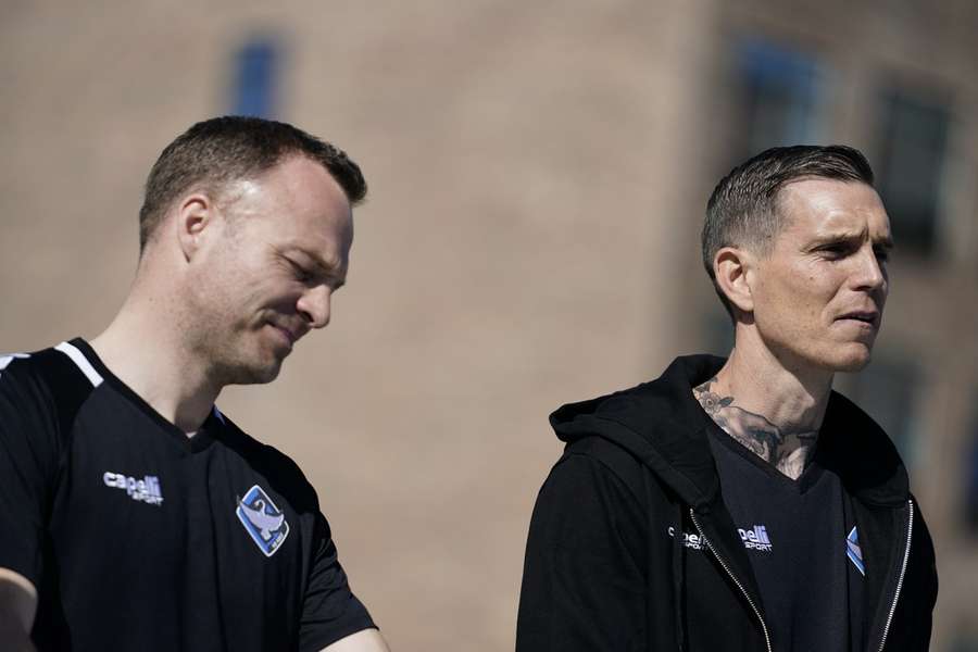 De to forhenværende landsholdsspillere Lars Jacobsen (venstre) og Daniel Agger (højre) forlader HB Køge. 
