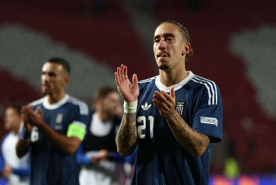 Konstantinos Tsimikas applaudiert den mitgereisten Fans Konstantinos Tsimikas applaudiert den mitgereisten Fans