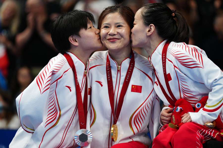 Las deportistas chinas celebran el triplete.