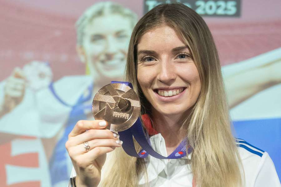 Emma Zapletalová pózuje pred objektívmi s cenným kovom.