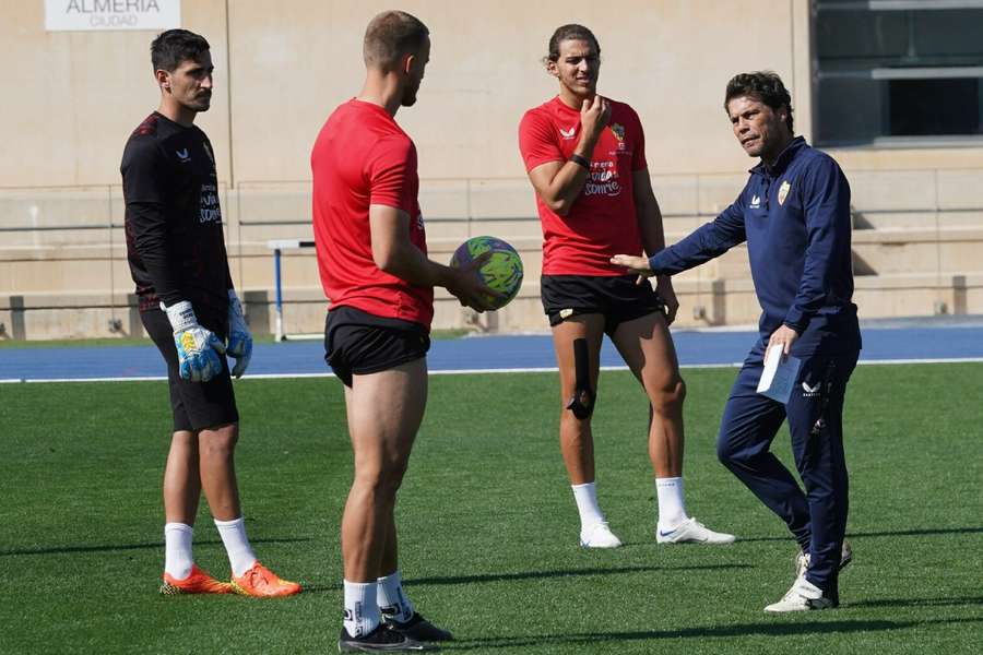 Rubi da instrucciones durante un entrenamiento.