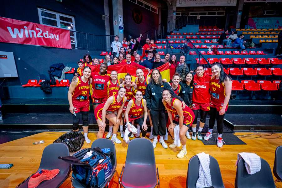 Las jugadoras de España celebran su clasificación para el Eurobasket 2027