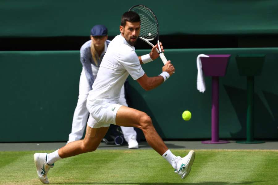 Novak Djokovič na snímke z ostatného Wimbledonu, v ktorom ho vo finále zastavil Carlos Alcaraz.