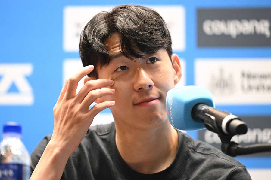 Son annonçant son départ de Tottenham à la presse.