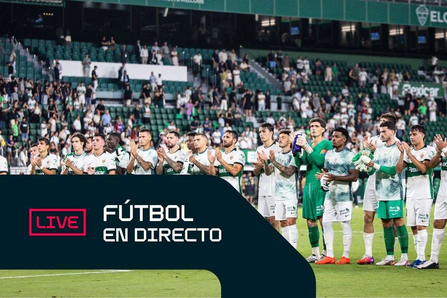 Los jugadores del Elche saludan a su afición Los jugadores del Elche saludan a su afición