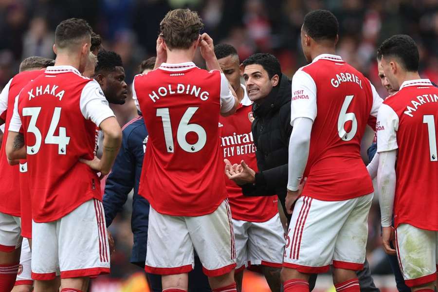 O Arsenal perdeu a liderança do campeonato após uma série de quatro jogos sem vencer
