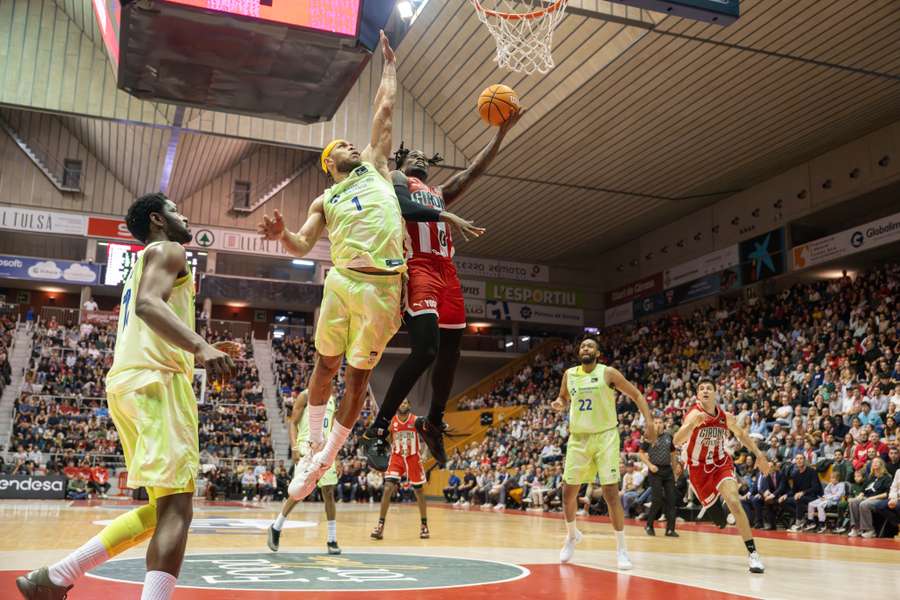 Justin Anderson intenta frenar a Iroegbu, los dos máximos anotadores del partido