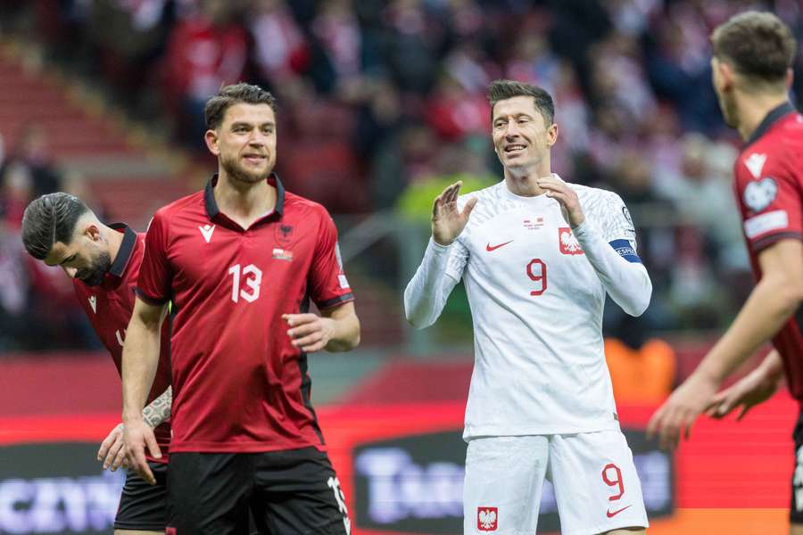 Enea Mihaj, Robert Lewandowski i Marash Kumbulla podczas meczu eliminacji do ME pomiędzy Polską a Albanią w Warszawie, Polska, 27 marca 2023 r.