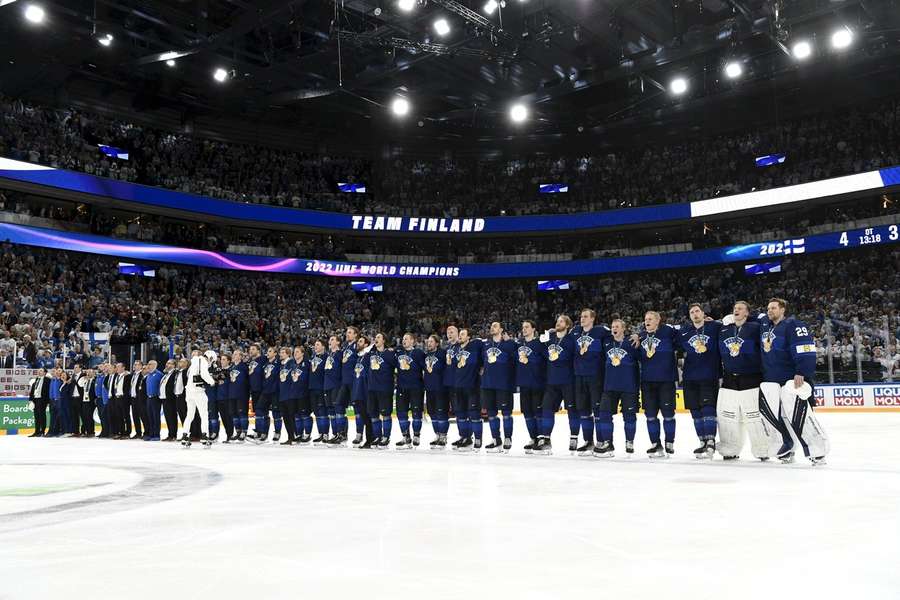 Die finnische Mannschaft feiert den Heimtriumph 2022 bei der Eishockey Weltmeisterschaft