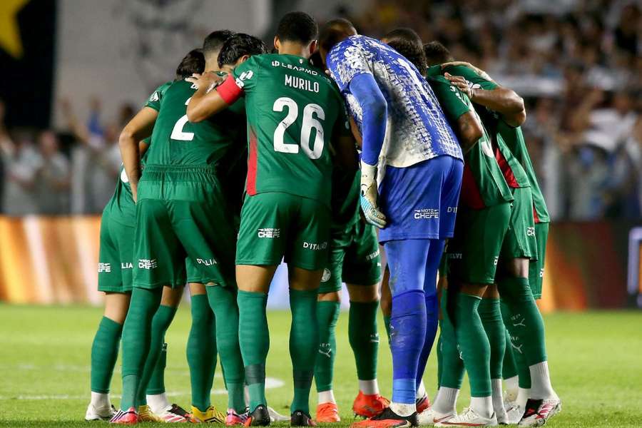 Jogadores do Palmeiras antes do clássico contra o Santos, na Vila Belmiro Jogadores do Palmeiras antes do clássico contra o Santos, na Vila Belmiro