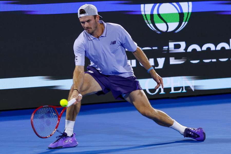 Tommy Paul v semifinálovém duelu s Laernerem Tienem.