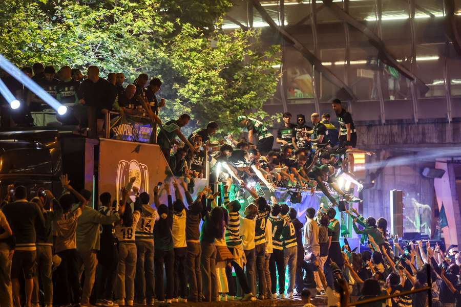 Jogadores chegaram às 01:15 ao local da festa