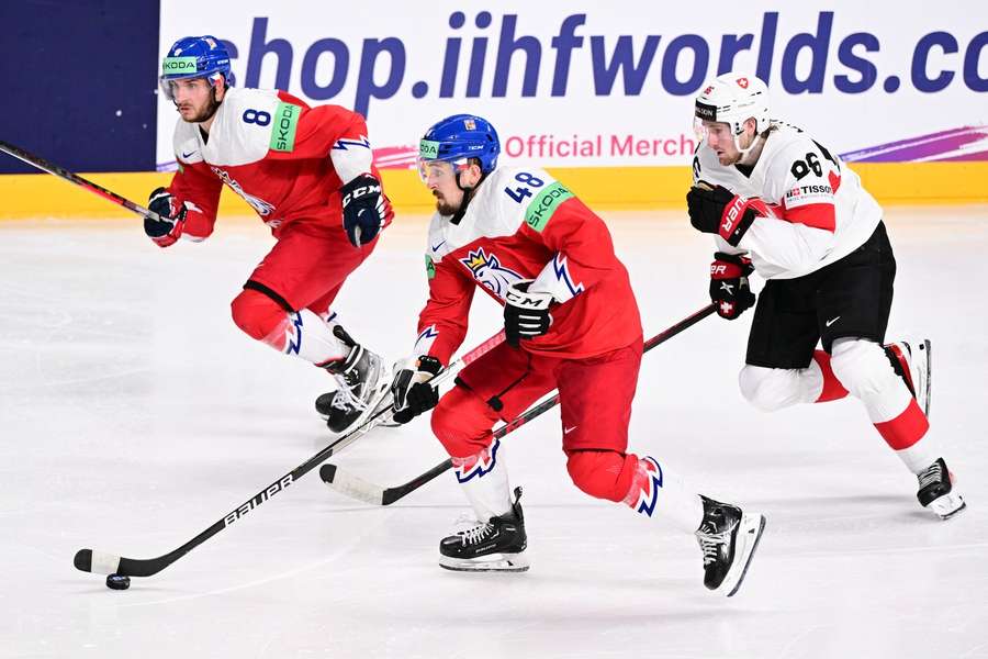 Jiří Černoch (uprostřed) a Ondřej Beránek, sehraná karlovarská dvojice spolu nastupuje i v národním týmu.