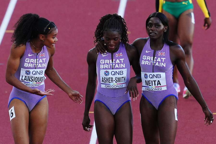 Dina Asher-Smith, centre, pulled up during the 4x100m relay last week in Oregon