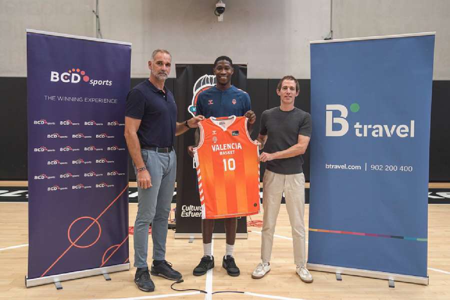 Moore, escolta del Valencia Basket, con la camiseta y los patrocinadores