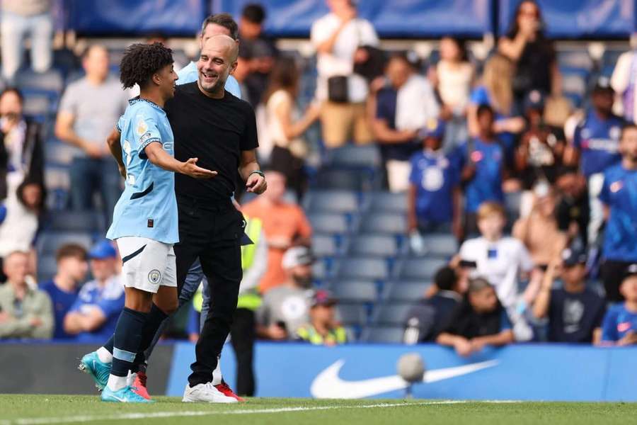 Rico Lewis, hablando con Guardiola