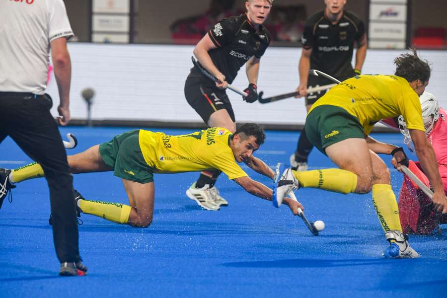 Australiens Nathan Ephraums erzielt das 2:0 für sein Team gegen Deutschland.