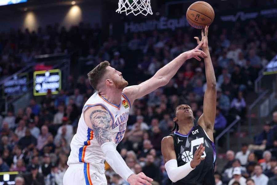 Hartenstein (M.) im Duell mit Cody Williams (r.)