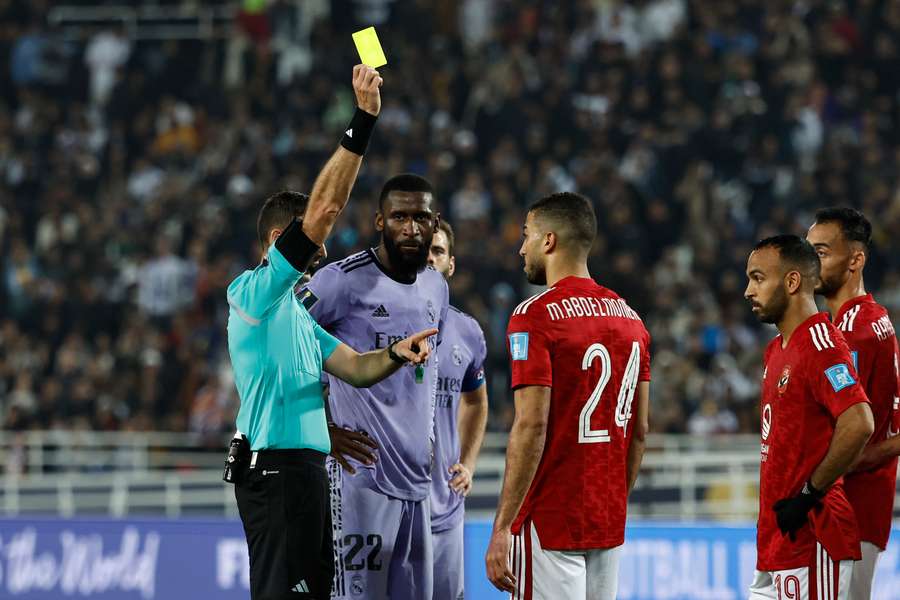 El árbitro uruguayo del Real Madrid - Al Ahly muestra una cartulina amarilla.