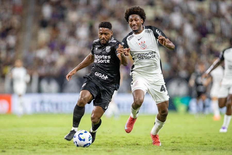 Ceará e Corinthians deixaram a desejar no gramado cheio de areia do Castelão