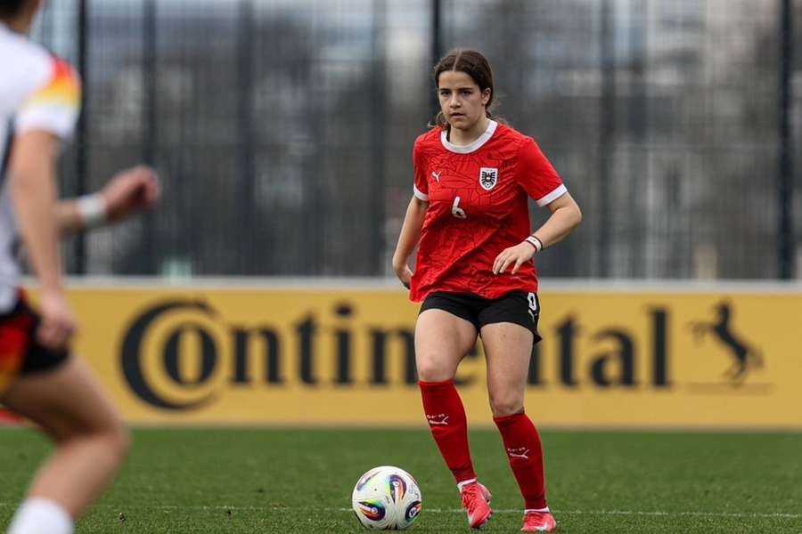 Anna Osl muss das Spiel gegen die Schweiz aufgrund einer Verletzung von der Tribüne aus verfolgen.